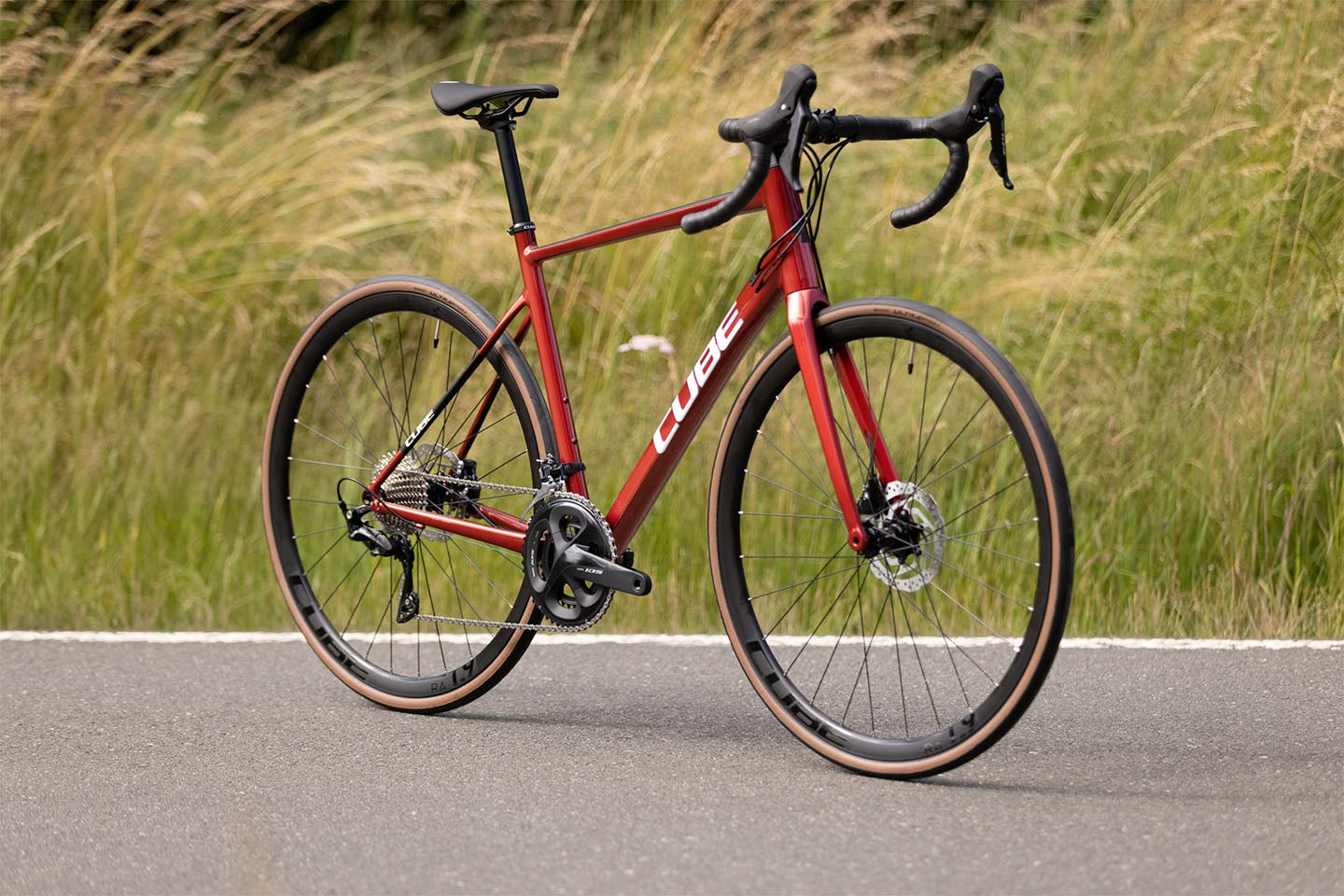 Bicicleta de ruta CUBE Attain SL Red'n'White 2022 / Transmisión 2x11 velocidades